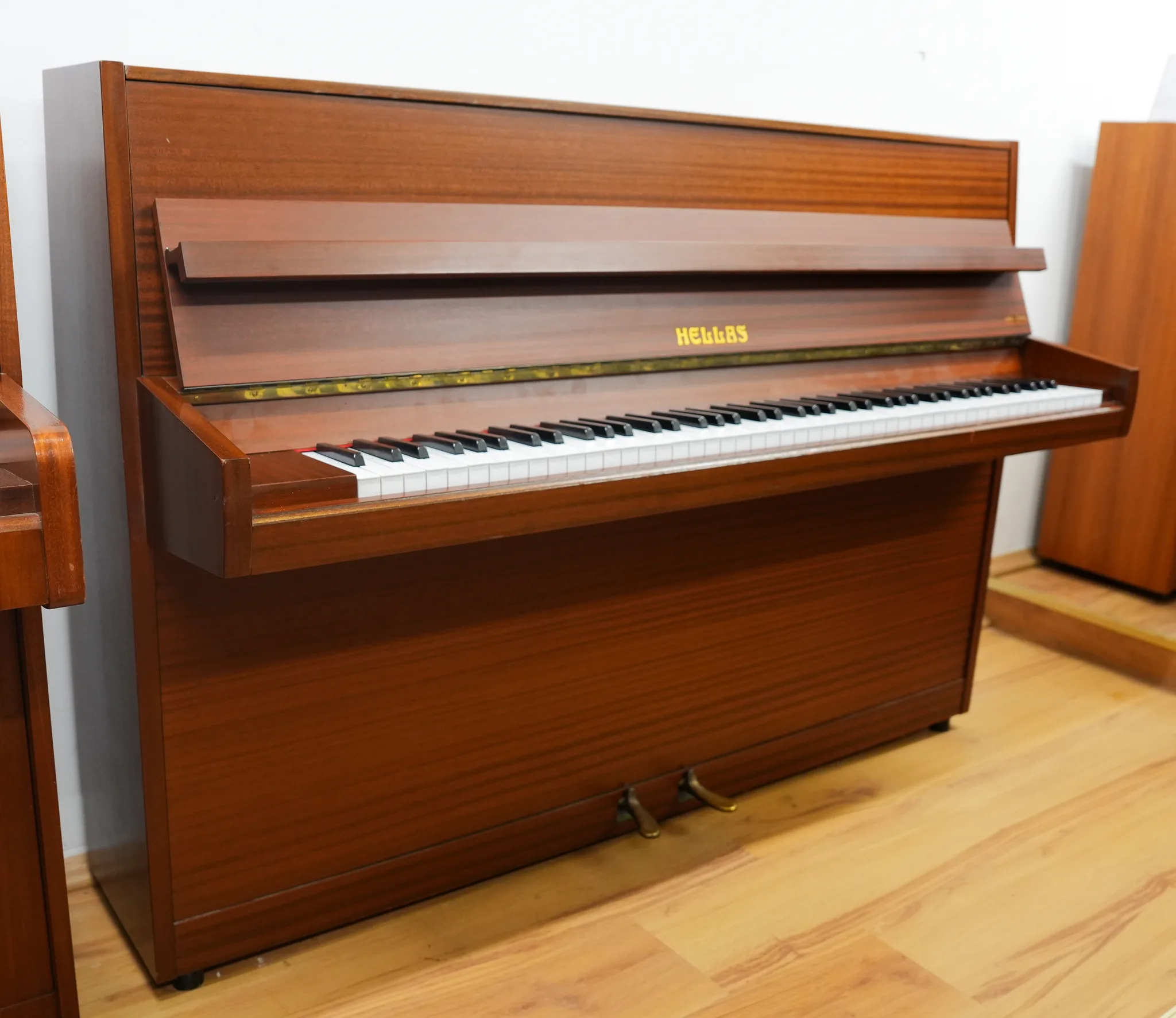 Hellas Model 105
